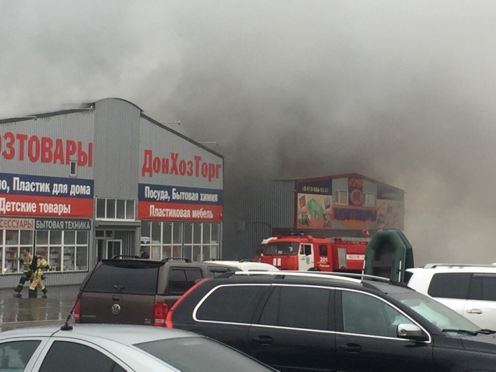 В Ростове горит рынок "Атлант" - площадь пожара 1000 м2
