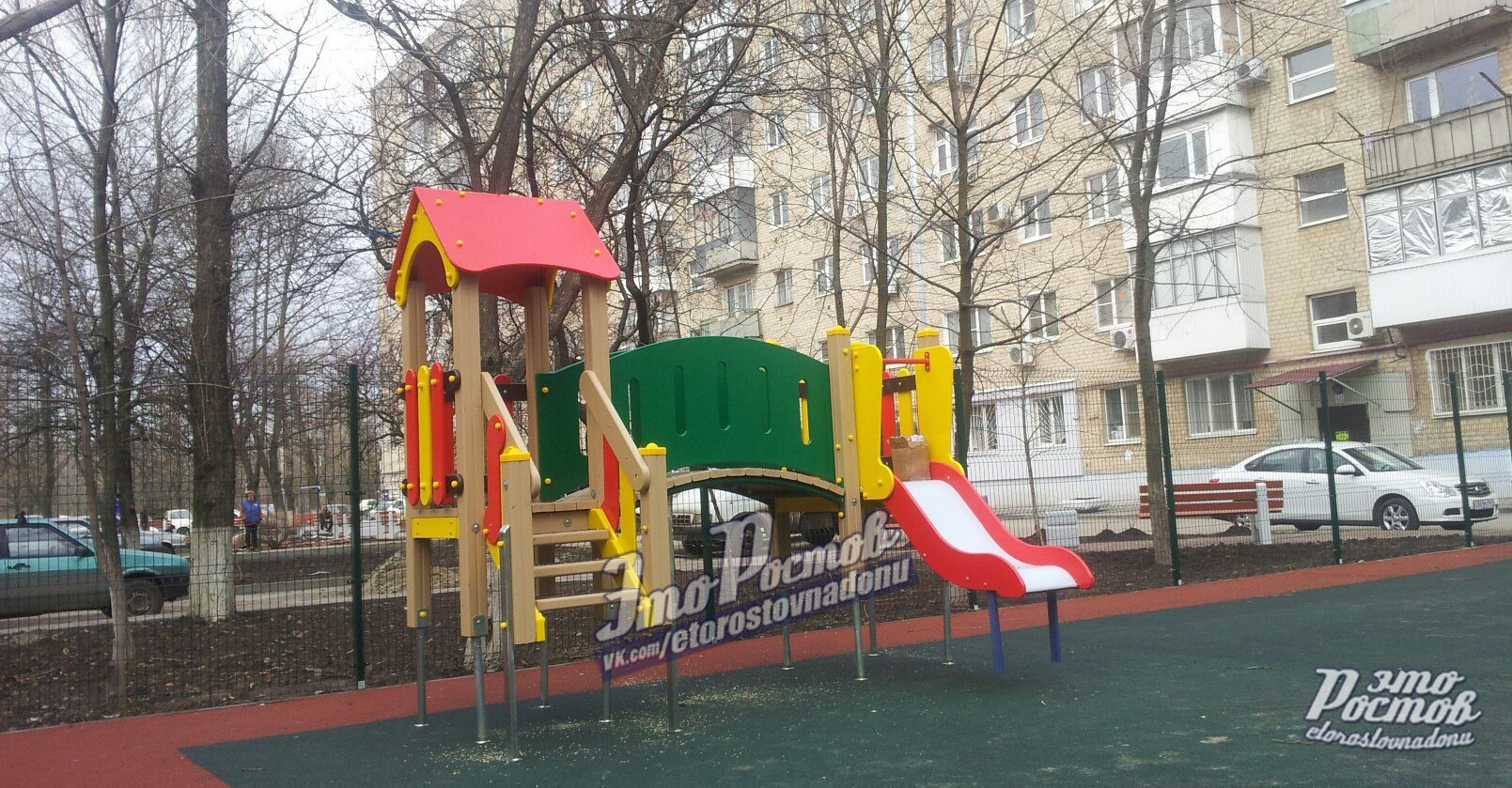 В Ростове рабочие установили "убийственную" горку для детей