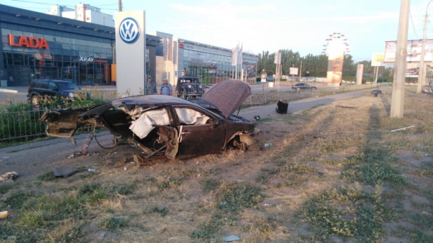 В Астрахани в жутком ДТП машину разорвало пополам, двое пострадали