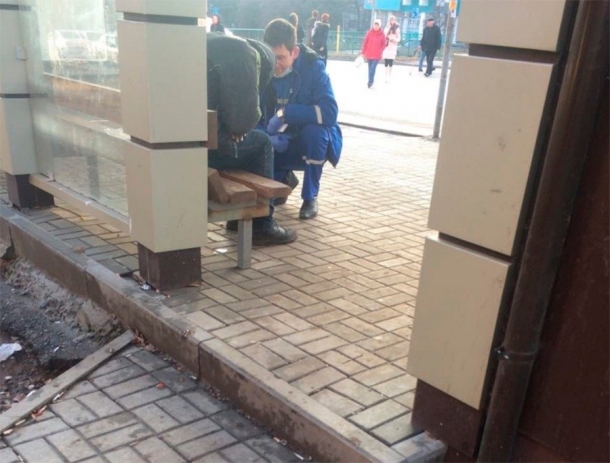 В Ростове днем на остановке жестоко избили мужчину