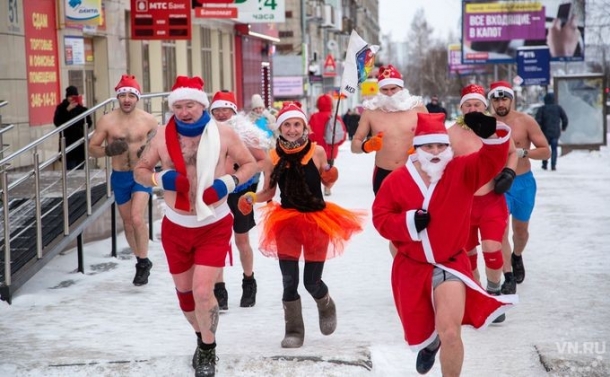 Полуголые Деды Морозы и Снегурочки устроили забег по Новосибирску