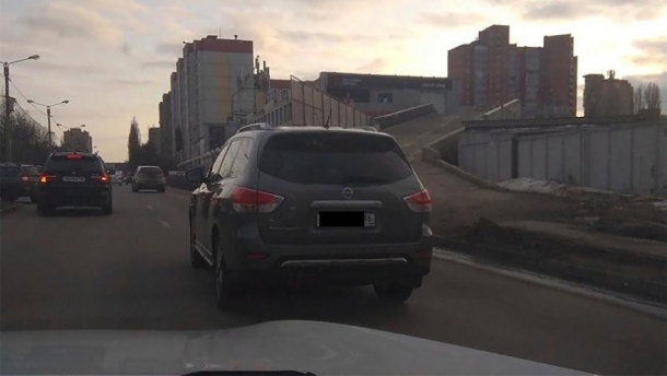 В Воронеже водитель кроссовера устроил стрельбу в движении на дороге