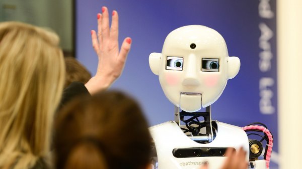 Своими эмоциями робот помог людям наладить общение друг с другом