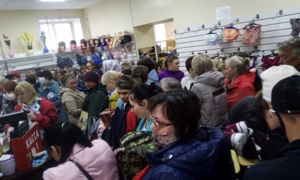 Жители Рубцовска устроили давку в магазине одежды в период пандемии