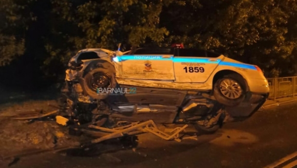 Машина ДПС разбилась во время ночной погони за мотоциклом в Барнауле