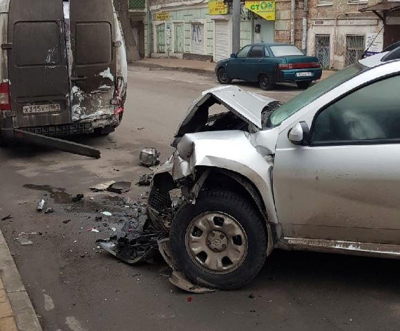 В центре Ростова водитель иномарки протаранил Mercedes и сбежал